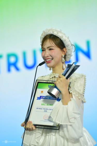 Hòa Minzy phát biểu khi nhận giải Âm nhạc truyền cảm hứng 2025.