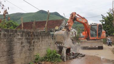 Người dân tổ dân phố Phe, thị trấn An Châu hiến đất mở rộng đường giao thông.