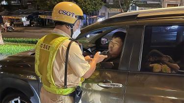 CSGT kiểm tra nồng đồ cồn tài xế trên xa lộ Hà Nội, TP Thủ Đức, TP Hồ Chí Minh, cuối tháng 10/2023