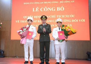 Bộ trưởng Tô Lâm trao quyết định cho hai Trung tướng Nguyễn Văn Long (phải) và Lê Văn Tuyến. Ảnh: Bộ Công an