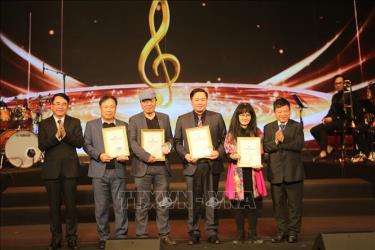 Nhạc sĩ Đỗ Hồng Quân và ông Lê Khắc Nam, Phó Chủ tịch UBND thành phố Hải Phòng trao giải A cho các tác giả có các tác phẩm xuất sắc nhất.