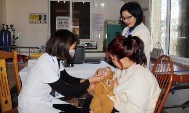 Cán bộ Trạm Y tế xã Cương Sơn cho trẻ đủ 2 tháng tuổi uống vắc-xin Rota.