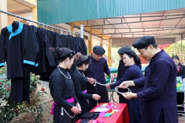 Trưng bày, giới thiệu trang phục truyền thống của đồng bào dân tộc Tày tại Trường Tiểu học Vân Sơn.