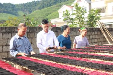 Sản xuất hương nến truyền thống Bồng Am tại xã Tuấn Đạo.