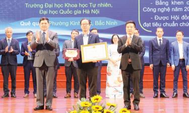 Bí thư Tỉnh ủy Nguyễn Hồng Thái và Tổng thư ký Liên hiệp các hội Khoa học và Kỹ thuật Việt Nam Nguyễn Quyết Chiến trao danh hiệu 