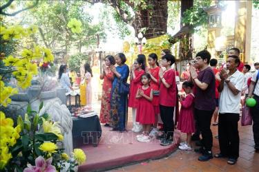 Một gia đình Việt Nam đang sinh sống tại Lào tới lễ chùa đầu năm. Ảnh: Đỗ Bá Thành - PV TTXVN tại Lào