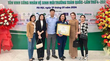 Lãnh đạo Công ty cổ phần Quản lý công trình đô thị Bắc Giang chúc mừng chị Hà Thị Nga (thứ ba, bên phải sang).
