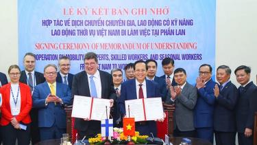 Bộ trưởng Lao động-Thương binh và Xã hội Đào Ngọc Dung cùng Bộ trưởng Việc làm, Bộ Kinh tế và Việc làm Phần Lan Arto Olavi Satonen tại lễ ký kết. (Ảnh: Molisa)