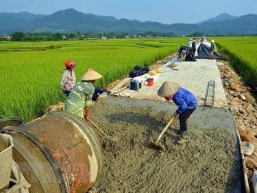 Làm đường giao thông nông thôn. (Ảnh minh họa. Nguồn: TTXVN)