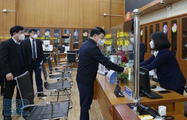 Chủ tịch UBND tỉnh Lê Ánh Dương kiểm tra hoạt động thực thi công vụ tại Trung tâm Phục vụ Hành chính công tỉnh.