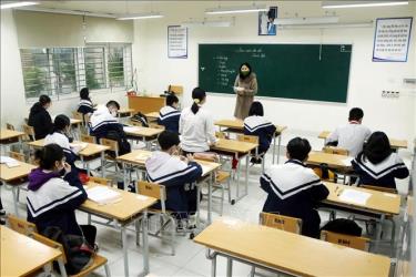 Giáo viên và học sinh trường THCS Lê Ngọc Hân (quận Hai Bà Trưng, Hà Nội) trong ngày học đầu tiên sau Tết Nguyên đán. Ảnh: Lâm Khánh/TTXVN