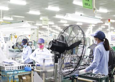 Các doanh nghiệp trong và ngoài khu công nghiệp hoạt động bình thường và được quyền tự chủ trong trong việc xét nghiệm,
truy vết cách ly, áp dụng các biện pháp phòng dịch gắn với sản xuất kinh doanh.