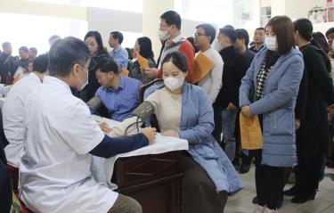 Các cán bộ, công chức, viên chức, người lao động được khám sức khỏe trước khi hiến máu.