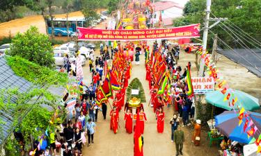 Các đoàn rước trong lễ hội mở cửa rừng xã Hương Sơn từ đền Cổ Ngựa đến đền Bà Chúa Then. Ảnh tư liệu.