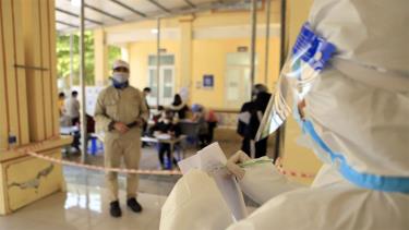 Lực lượng quân đội được huy động hỗ trợ trạm y tế phường trong việc hướng dẫn người dân việc cách ly, điều trị, F0 tại nhà.