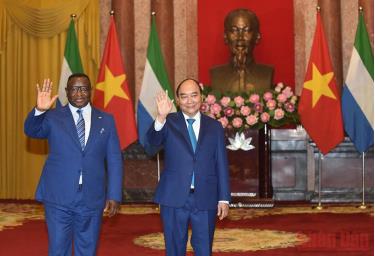 Chủ tịch nước Nguyễn Xuân Phúc và Tổng thống nước Cộng hòa Sierra Leone Julius Maada Bio.