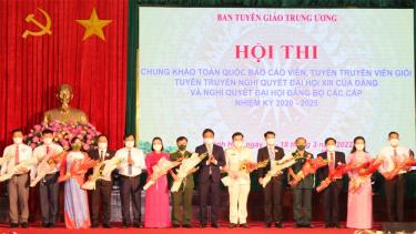 Ban Tổ chức hội thi tặng hoa cho các thí sinh dự thi.