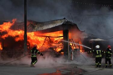 Khu chợ Barabashova bốc cháy ở Kharkiv, Ukraine do xung đột ngày 17/3. Ảnh: Reuters