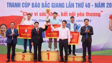 Ban tổ chức trao cúp, cờ cho đoàn Lạng Giang giành giải Nhất toàn đoàn.