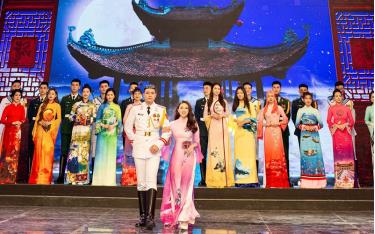 Các thí sinh trình diễn bộ sưu tập 