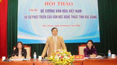 Các đồng chí lãnh đạo Hội VHNT tỉnh chủ trì hội thảo.