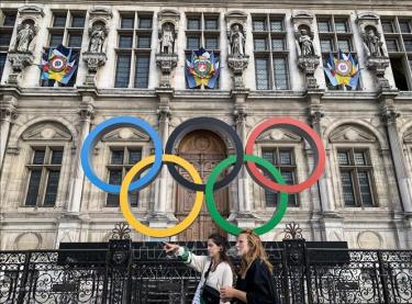 Biểu tượng Olympic tại Paris, Pháp. Ảnh: AFP/TTXVN