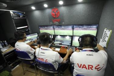 Tổ trọng tài VAR làm việc trong trận đấu khai mạc V. League 1 - 2023/24 giữa CLB Hải Phòng và Hoàng Anh Gia Lai. Ảnh minh họa: Minh Quyết - TTXVN