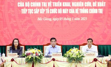 Các đồng chí Thường trực Tỉnh ủy chủ trì hội nghị