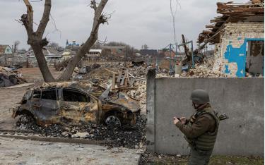 Quân nhân Ukraine tại một ngôi làng ở ngoại ô Kiev, ngày 26/3. (Ảnh: Reuters)