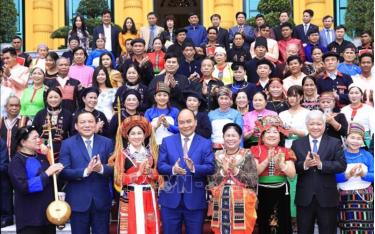 Chủ tịch nước Nguyễn Xuân Phúc gặp mặt Đoàn đại biểu già làng, trưởng bản, nghệ nhân người dân tộc thiểu số tiêu biểu. (Ảnh: TTXVN)