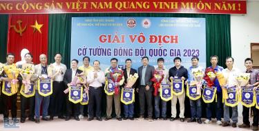 Phó Chủ tịch Thường trực UBND tỉnh Mai Sơn và Ban Tổ chức trao Cờ lưu niệm cho các đoàn tham dự Giải.