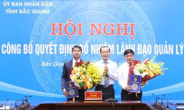 Đồng chí Mai Sơn trao Quyết định của Chủ tịch UBND tỉnh cho tân Phó Giám đốc Sở Kế hoạch và Đầu tư, Phó Trưởng Ban Dân tộc.