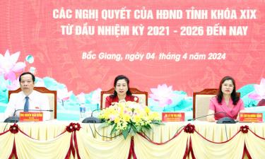 Các đồng chí Thường trực HĐND tỉnh chủ trì hội nghị.
