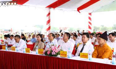 Các đại biểu dự lễ thông xe.