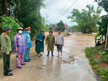 Lãnh đạo Công an huyện Lục Ngạn và xã Cấm Sơn chỉ huy khắc phục hậu quả lũ lụt. Ảnh: CTV