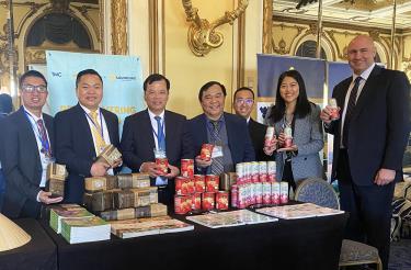 Nông sản của tỉnh Bắc Giang trưng bày tại sự kiện được nhiều đại biểu quan tâm.