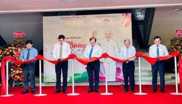 Các đại biểu cắt băng khai mạc triển lãm.