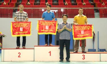 Lãnh đạo Sở Văn hóa, Thể thao và Du lịch trao giải toàn đoàn phong trào cho các đội giành nhiều thành tích.