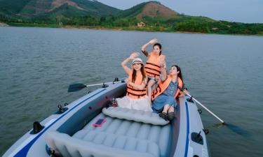 Người dân trải nghiệm đi thuyền tại Khu nghỉ dưỡng Vạn Hoa Hồ Va (Lục Nam).