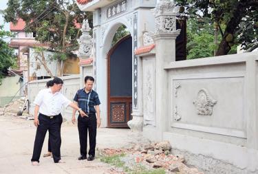 Ông Nguyễn Công Tân (trái) bên phần đất gia đình đã hiến.