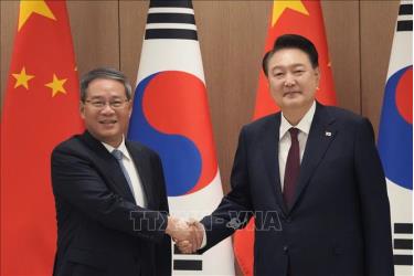 Thủ tướng Trung Quốc Lý Cường (trái) và Tổng thống Hàn Quốc Yoon Suk Yeol tại cuộc gặp ở Seoul ngày 26/5/2024. Ảnh: AFP/TTXVN