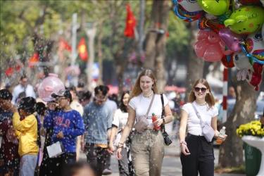 Du khách quốc tế tham quan hồ Hoàn Kiếm (Hà Nội). Ảnh: Minh Quyết/TTXVN