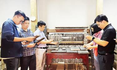 Khách tham quan kho lưu giữ mộc bản chùa Bổ Đà (thị xã Việt Yên).