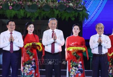 Tổng Bí thư Tô Lâm và các đại biểu thực hiện nghi thức cắt băng khánh thành tượng “Bác Hồ về thăm quê”. Ảnh: Thống Nhất/TTXVN