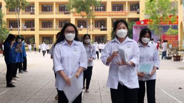 Thí sinh hoàn thành hai môn thi Ngữ Văn và Tiếng Anh tại Trường THPT Ngô Sĩ Liên (TP Bắc Giang).
