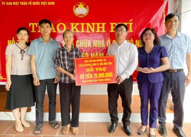 Đồng chí Đào Duy Trọng, Bí thư Huyện ủy Yên Thế trao tiền hỗ trợ sửa chữa nhà cho bà Dương Thị Phủng, thôn Làng Ba (xã Hồng Kỳ).