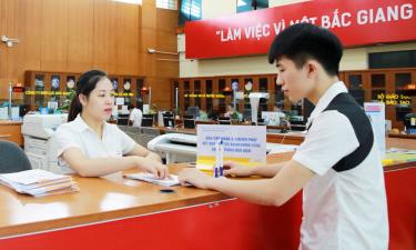 Hướng dẫn công dân sử dụng dịch vụ bưu chính công ích tại Trung tâm Phục vụ hành chính công tỉnh.