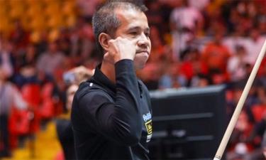 Trần Quyết Chiến mừng sau khi thắng Sameh Sidhom ở chung kết World Cup carom 3 băng tại Bogota, Colombia tối 3/3/2024. Ảnh: Afreeca