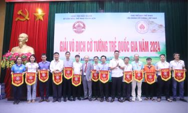 Lãnh đạo Liên đoàn Cờ Việt Nam và Sở Văn hóa, Thể thao và Du lịch Bắc Giang trao cờ lưu niệm cho các đội tham gia giải.