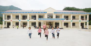Trường Tiểu học và THCS Hữu Sản đạt chuẩn quốc gia.